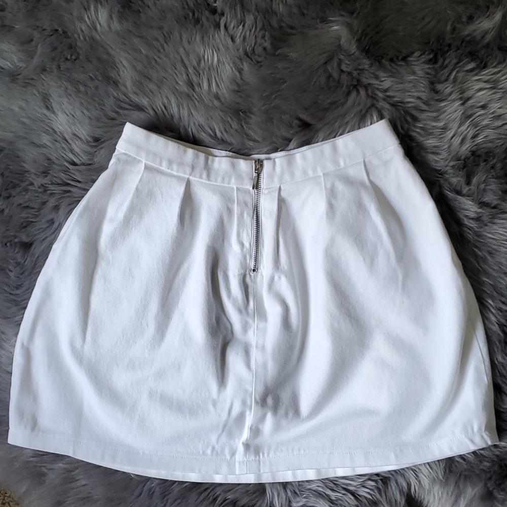 Stradivarius white mini w/pockets!